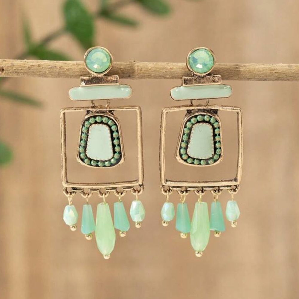 Elegant Green Dangle Earrings N977